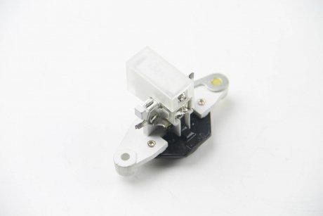 Регулятор генератора MB/VAG 14V (28mm) HELLA 5DR004241-131