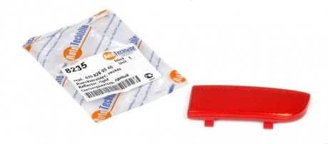 Світловідбивач, правий AUTOTECHTEILE 100 8235